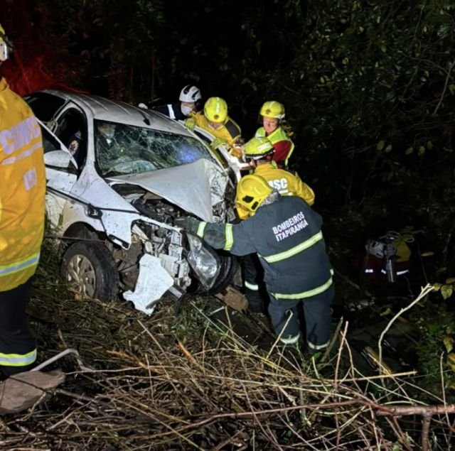 Motorista fica preso às ferragens após carro sair da pista e cair em ribanceira na SC-163
