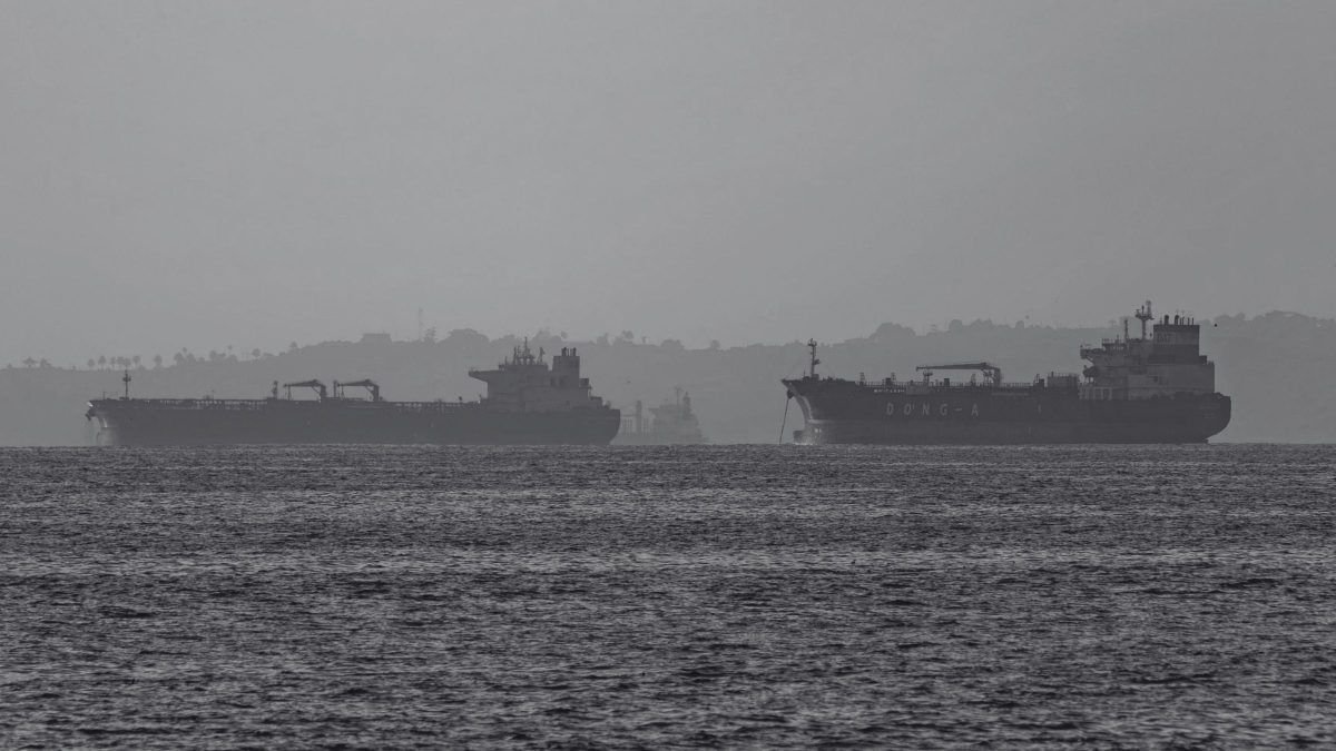 Guerra entre EUA e Irã chega à 10ª noite com ataques a navios e alta no preço do petróleo