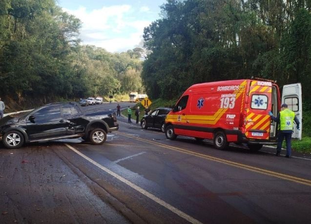 Acidente envolvendo quatro veículos deixa dois feridos na BR-282 em Pinhalzinho