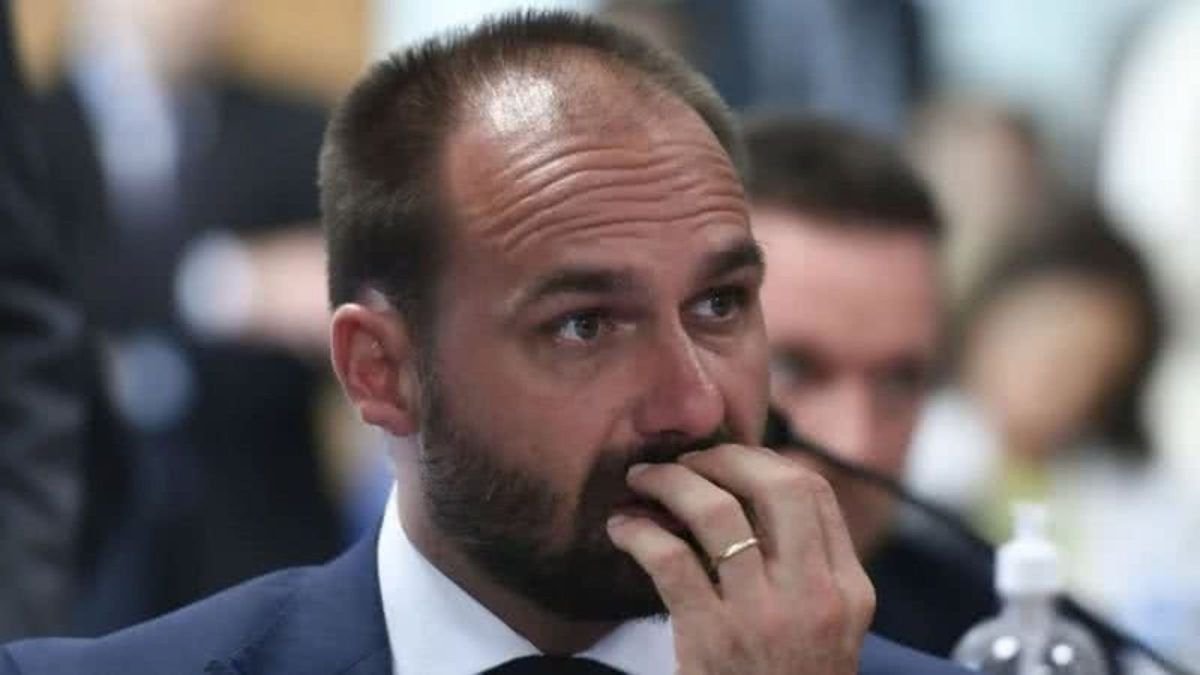 PF decide expulsar Eduardo Bolsonaro por abandono de cargo após 18 meses, e ‘palavra final’ está nas mãos de ministro de Lula