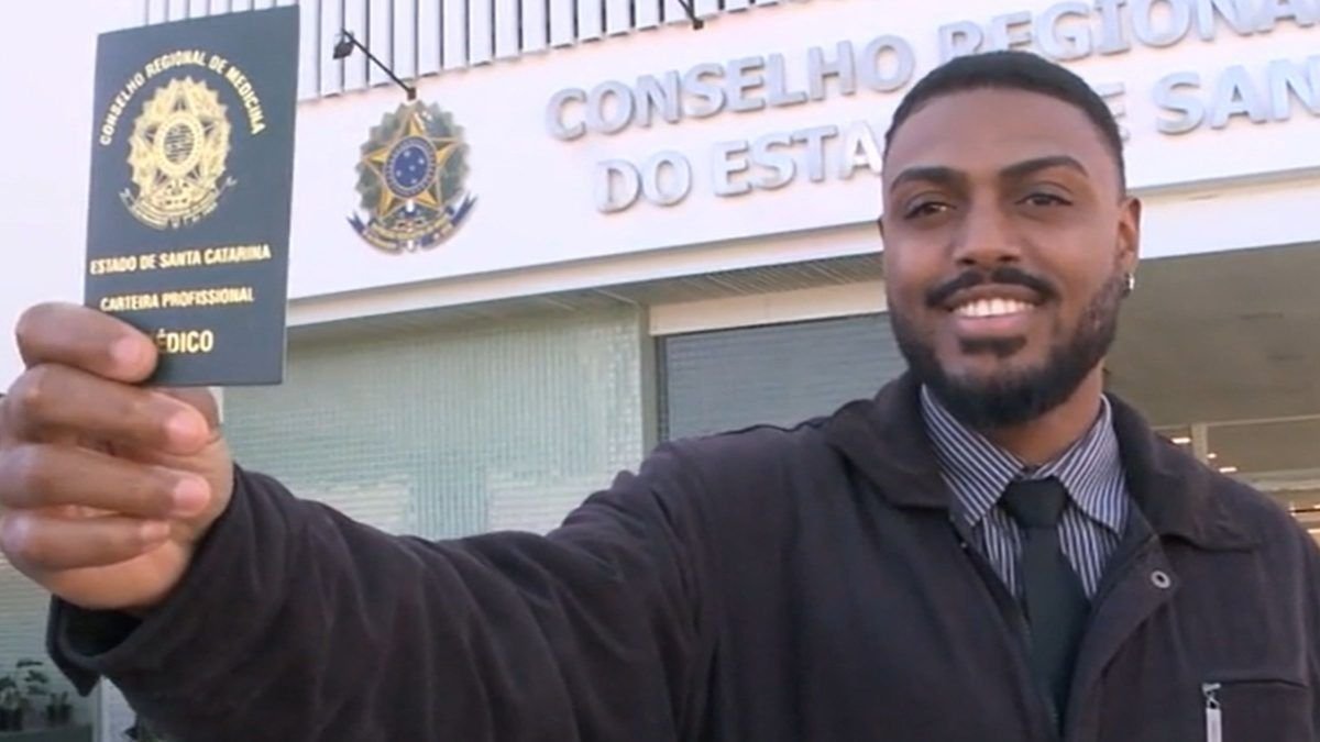 De faxineiro a médico: jovem que limpava hospital realiza sonho de vestir o jaleco