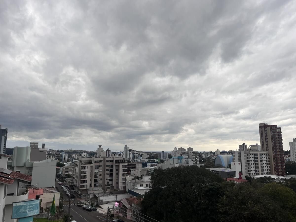 Frente fria traz chuva e temporais ao Extremo Oeste; frio intenso perde força