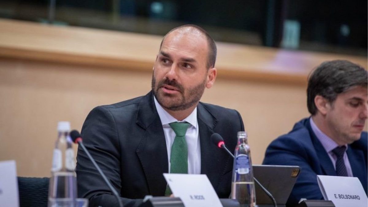 Eduardo Bolsonaro lamenta decisão da PF sobre demissão e dispara: ‘Se eu voltar ao Brasil, serei preso’