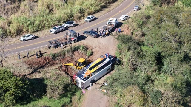 Menina vítima de grave acidente com ônibus do Paraguai recebe alta um dia após o aniversário de sua mãe