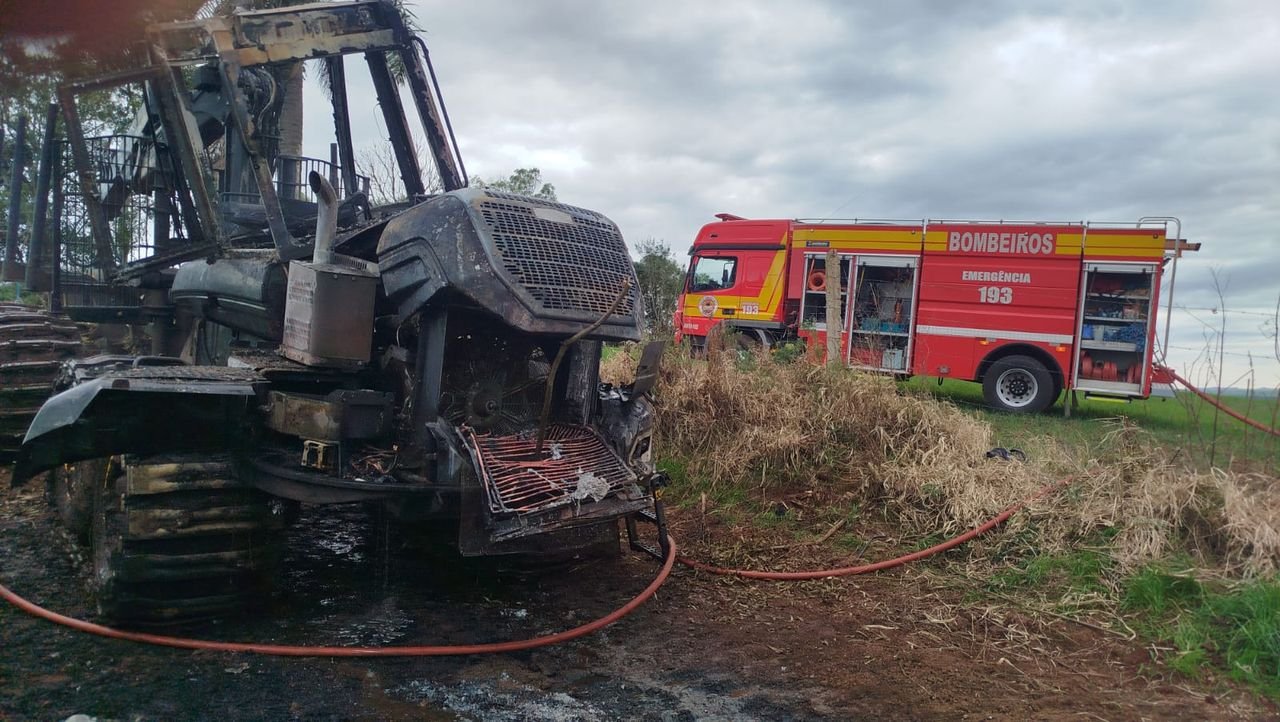 Incêndio destrói máquina utilizada no transporte florestal no Oeste Catarinense