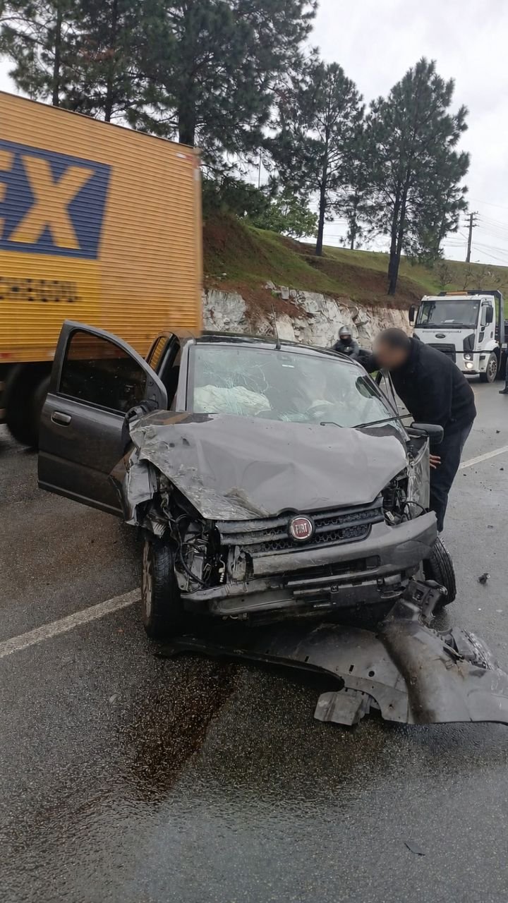 Mulher fica ferida após perder controle de carro na saída da Ponte Colombo Salles