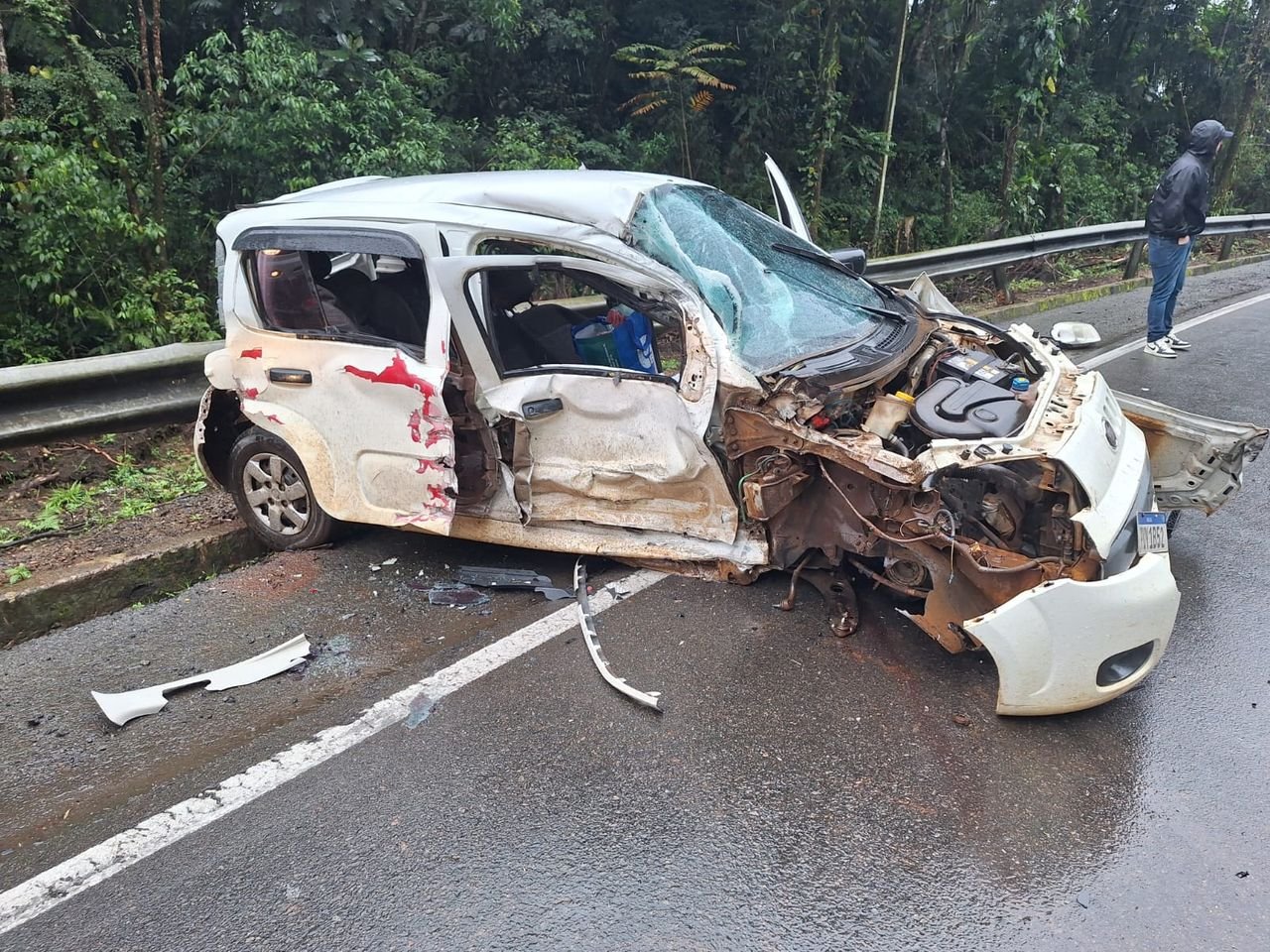 Acidente envolvendo dois carros e carreta deixa duas pessoas feridas na SC-418