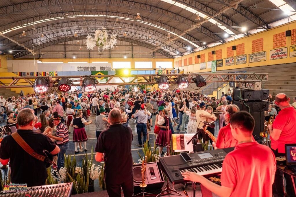 Semana Alemã: segunda-feira com baile da terceira idade, abertura do Biergarten e desfile do Bierwagen