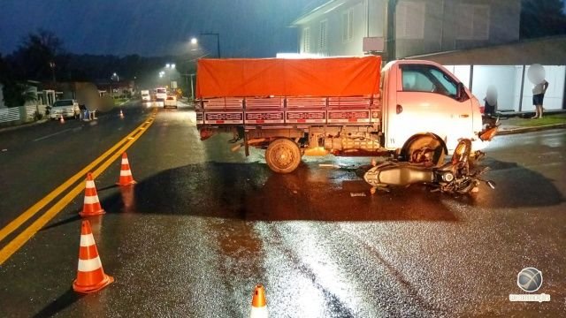 Adolescente fica gravemente ferido após colisão entre motocicleta e caminhão na SC-163 em Descanso