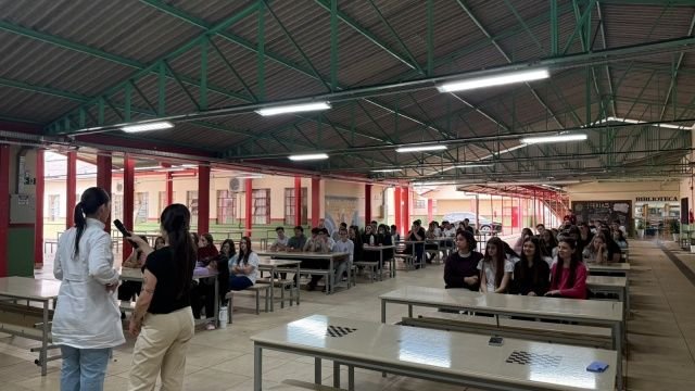 Dentistas de Guaraciaba ministram palestra sobre saúde bucal para adolescentes