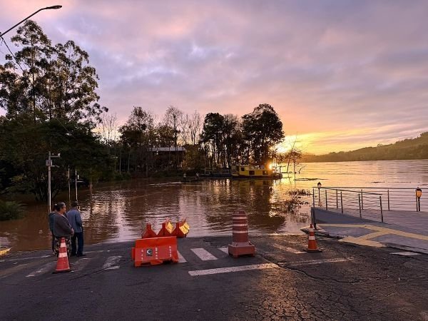 Cheia do Rio Uruguai interrompe travessias de balsas entre SC e RS