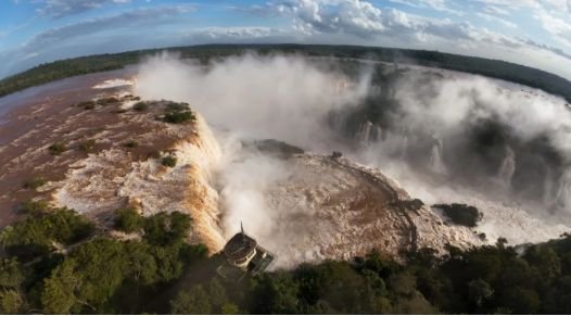 Passarela das Cataratas do Iguaçu é interditada após vazão chegar a 8,9 milhões de litros por segundo