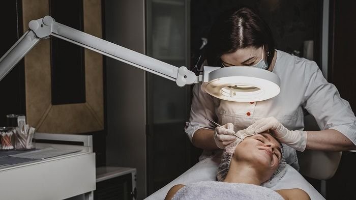Justiça de BC condena responsável por clínica clandestina de estética e fixa indenização por danos coletivos