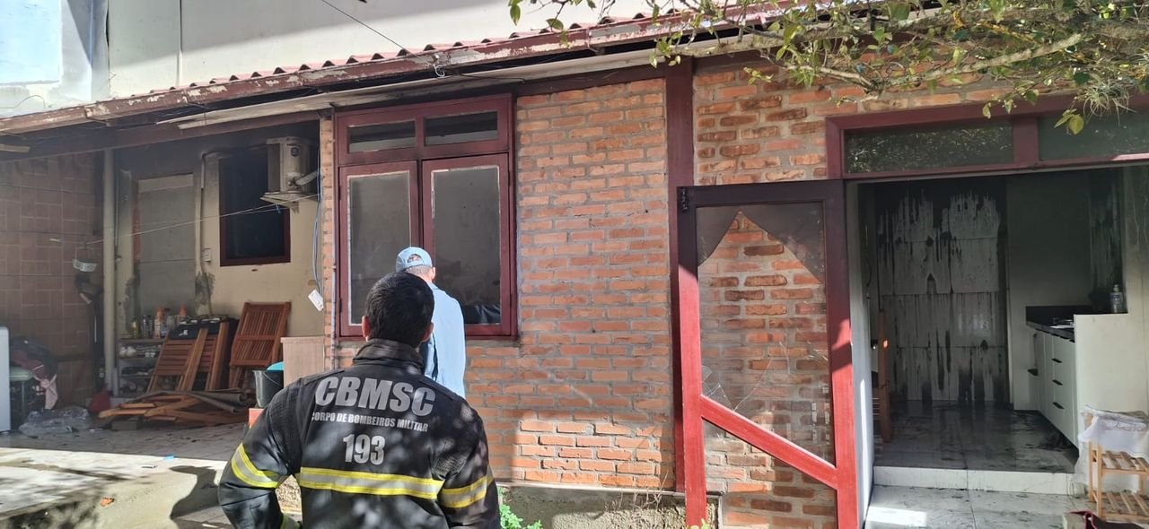 Incêndio atinge residência em SC e mobiliza Corpo de Bombeiros