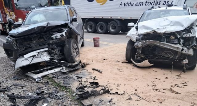 Idoso de 87 anos morre após grave colisão frontal entre dois carros em SC