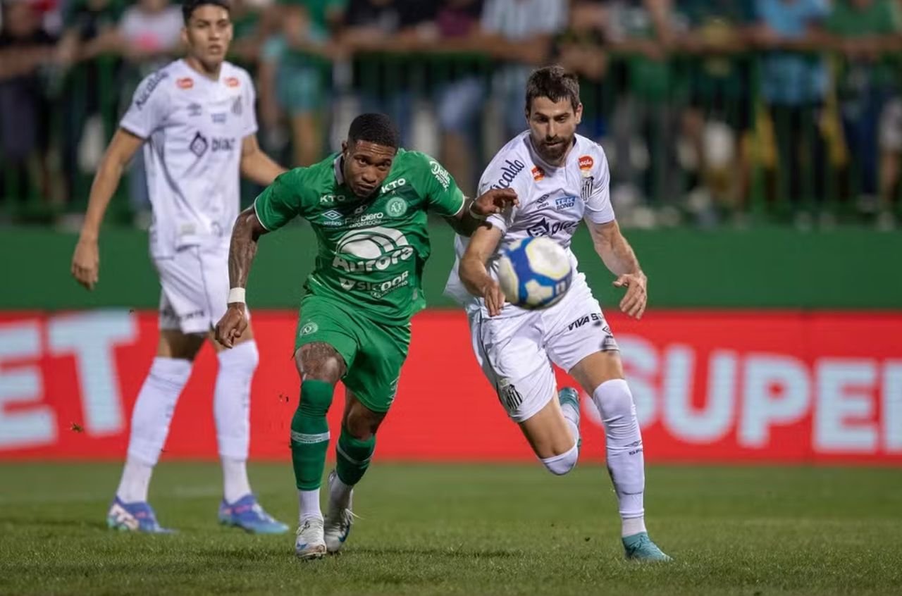 Chapecoense reage, busca empate com o Santos na Vila Belmiro e soma um ponto no Brasileirão