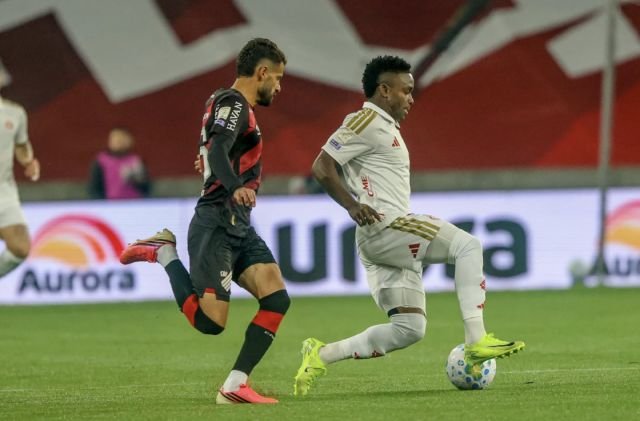 Inter falha na defesa, perde para o Athletico-PR e segue ameaçado pelo Z-4 do Brasileirão