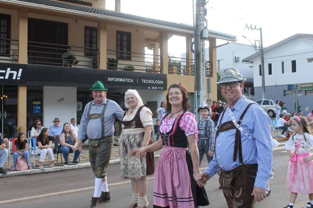Desfile Típico reúne grande público e marca ponto alto da 16ª Deutsche Woche