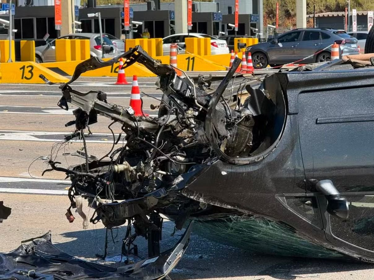 Carro derruba teto de pedágio; motorista morre após acidente