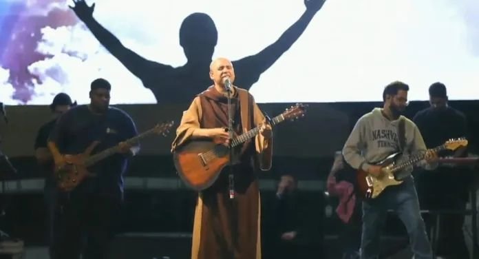 Show de Frei Gilson reúne cerca de 100 mil pessoas em Navegantes após atraso de quatro horas