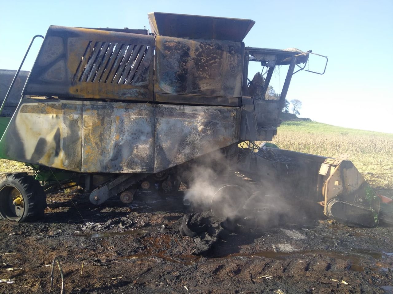 Colheitadeira é destruída por incêndio em lavoura de milho no interior de Quilombo