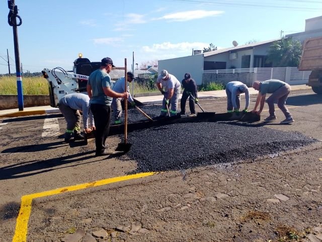 Secretaria de Obras de Guaraciaba realiza operação tapa-buracos e implanta novo quebra-molas na área urbana