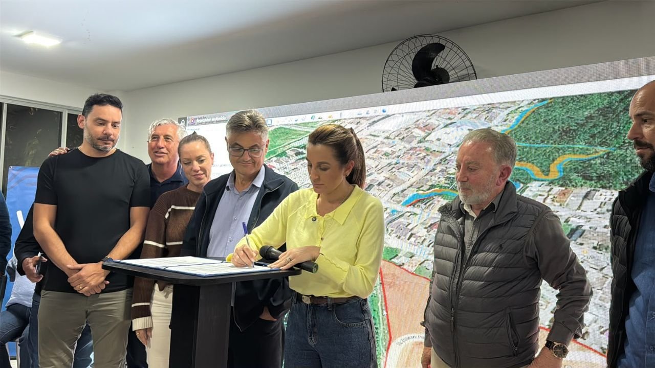 Prefeitura de Balneário Camboriú assina ordem de serviço para desassoreamento do Rio das Ostras