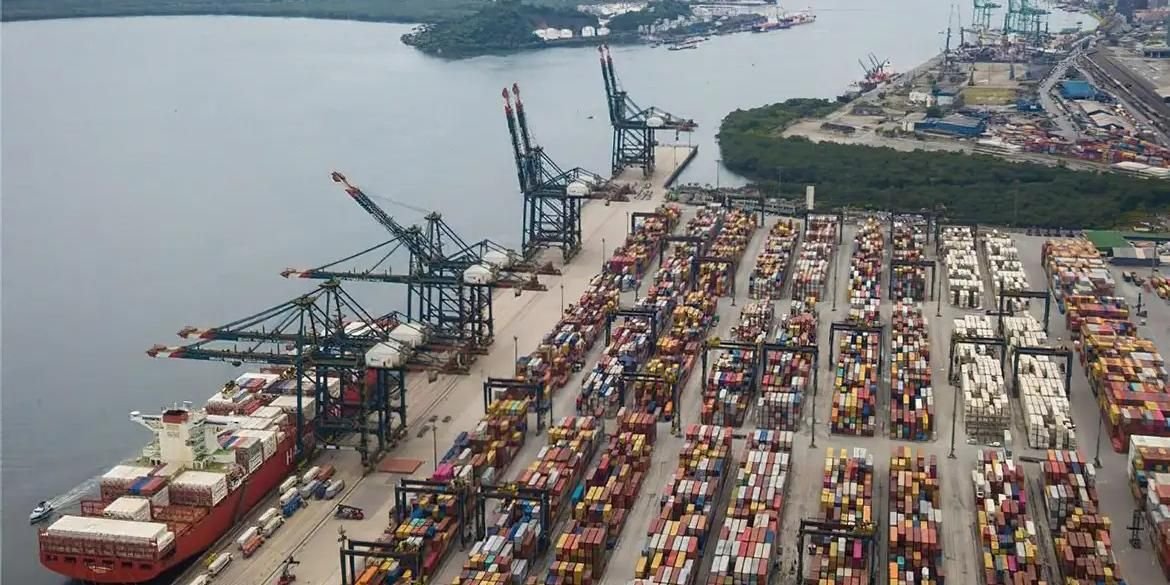 Tarifas dos EUA podem frear empregos e afetar indústria de Santa Catarina, alerta economista da FIESC