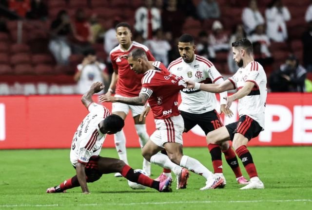 Inter cede empate ao Flamengo no Beira-Rio e segue fora da zona de rebaixamento