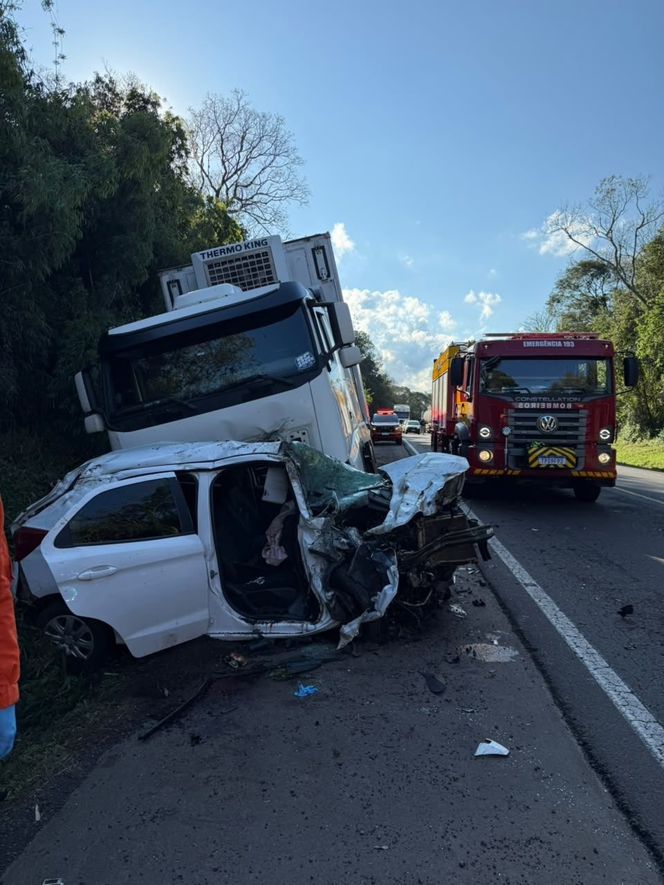 Colisão frontal entre carro e carretas deixa dois feridos na BR-282 em Joaçaba