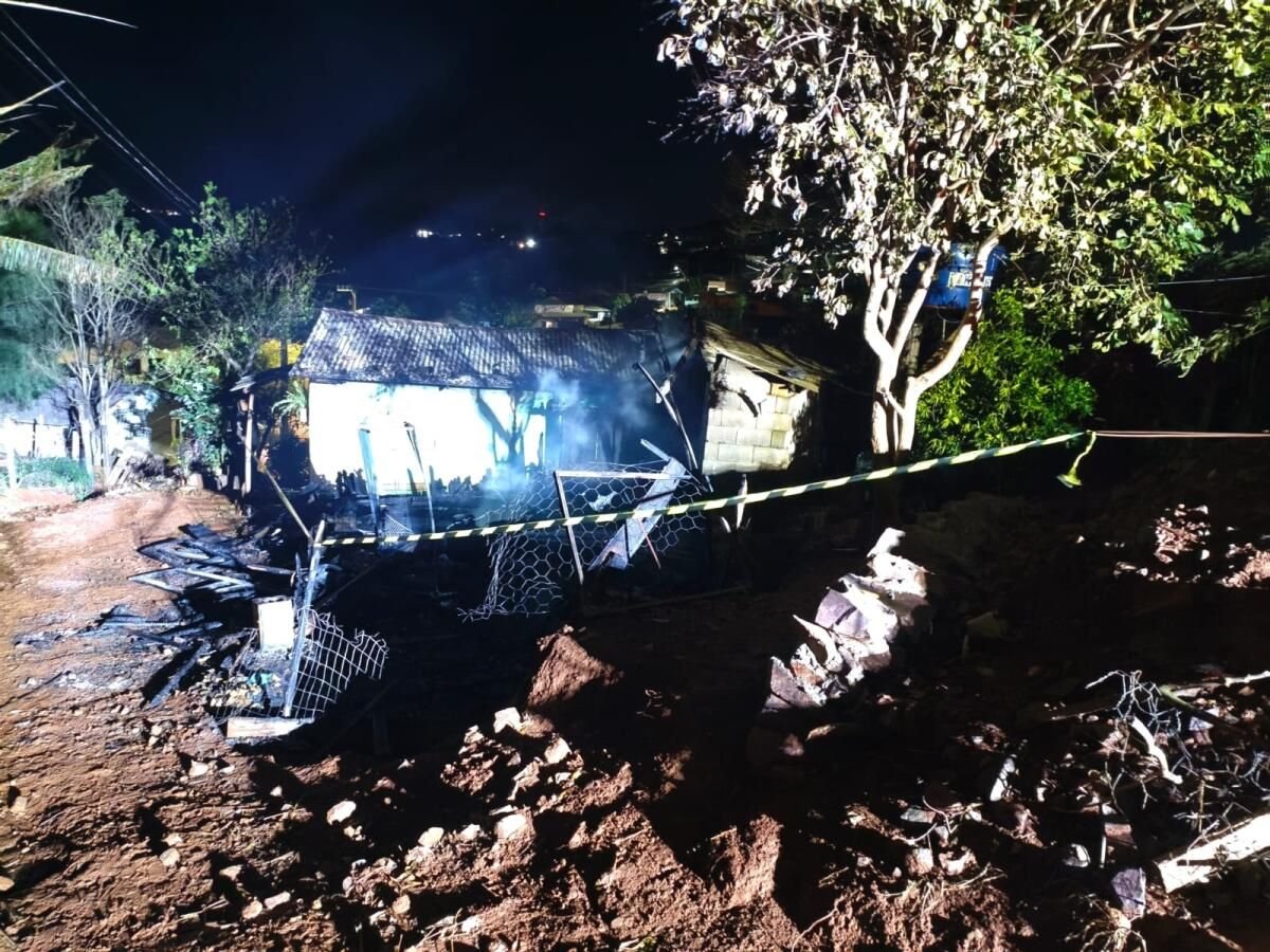 Incêndio destrói residência no interior de Dionísio Cerqueira