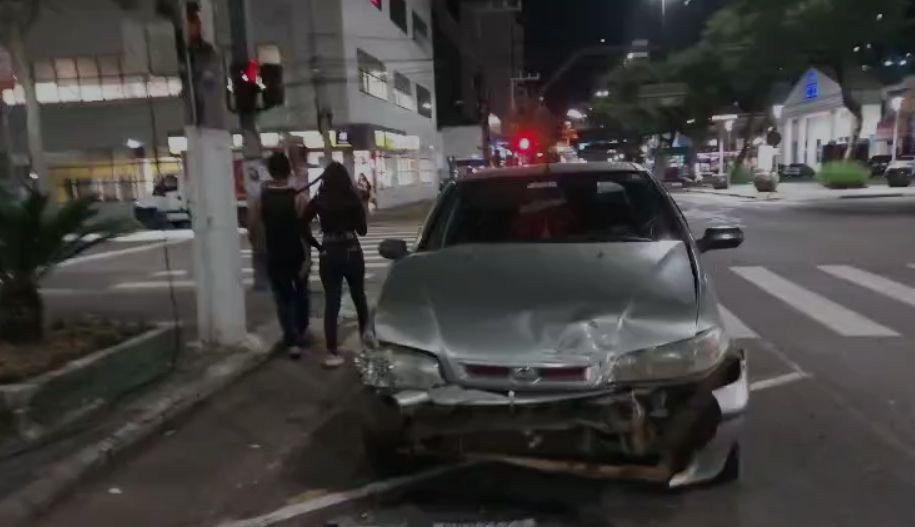 Idosa ferida em colisão no Centro de Chapecó com sinaleira piscante