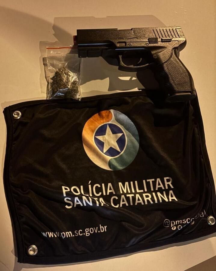 Motorista sem CNH é flagrado com maconha e simulacro de arma em Palma Sola
