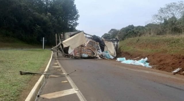 Tombamento de carreta causa lentidão na BR-282 em Faxinal dos Guedes