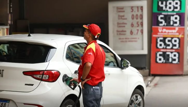 Aumento do etanol na gasolina para 32% gera debate sobre impactos nos veículos