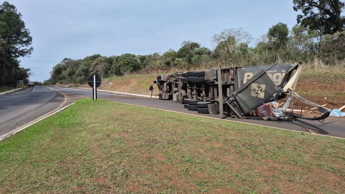 Carreta tomba e bloqueia BR-282 em Vargeão; motorista ferido