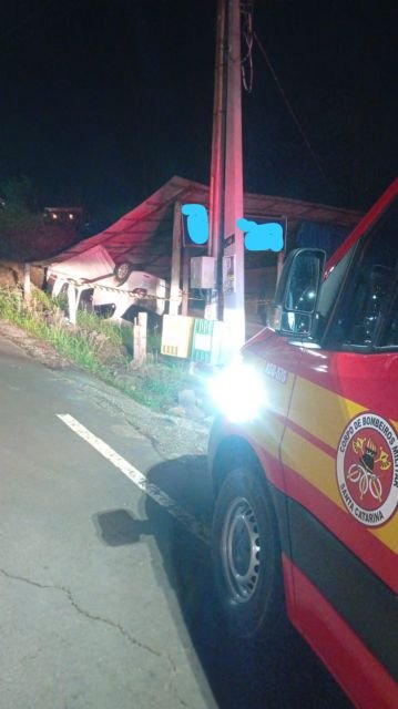 Acidente em Seara: carro capota e atinge posto de lavagem sem feridos