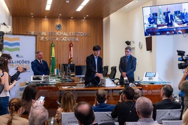 TRE-SC Demonstra Funcionamento do Sistema Eletrônico de Votação em Evento Público