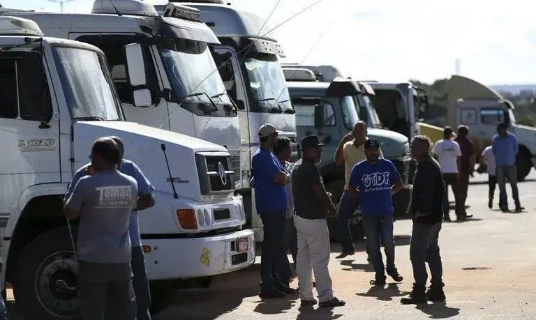 Escassez de caminhoneiros pode aumentar fretes e afetar logística no Brasil