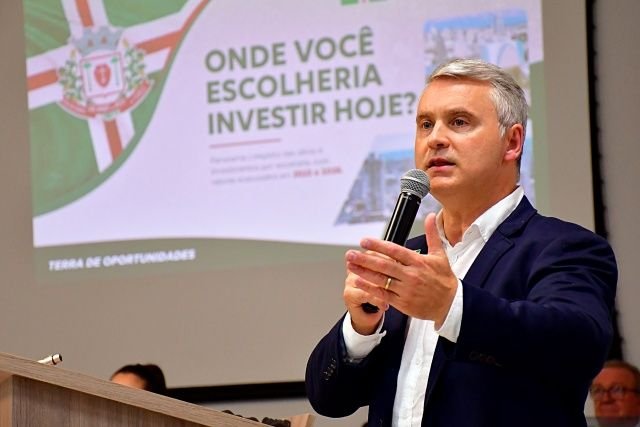 Prefeito Edenilson Zanardi apresenta balanço de gestão e entrega projetos à Câmara