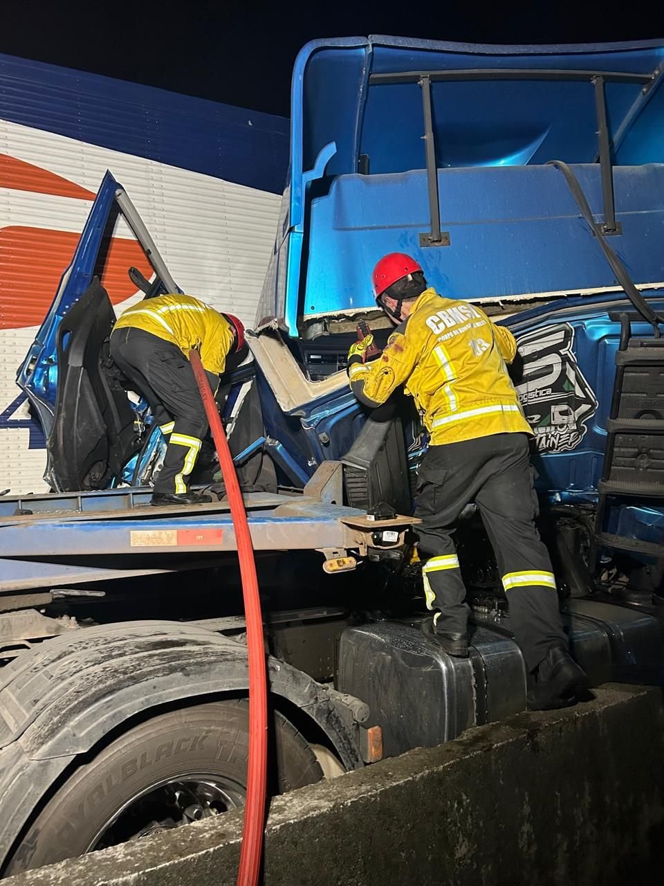 Motorista fica preso às ferragens após colisão entre caminhões na BR-101 em Garuva
