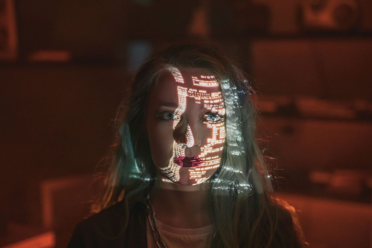 Influenciadora denuncia uso de deepfake para criar imagens pornográficas falsas