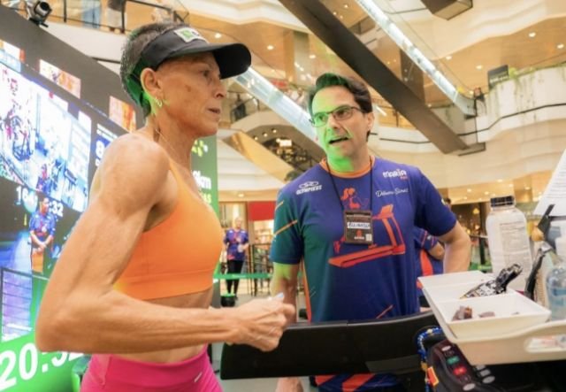 Débora Simas tenta recorde mundial de corrida em esteira no Beira Mar Shopping