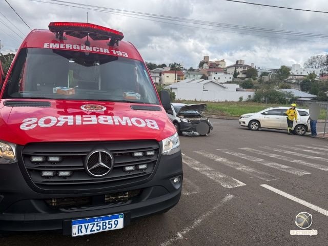 Paciente é resgatado após colisão entre veículo da Saúde e picape em São Miguel do Oeste