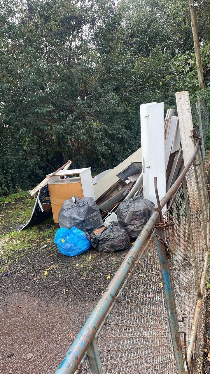 Denúncia aponta descarte irregular de lixo na rua Tomé de Sousa em Chapecó