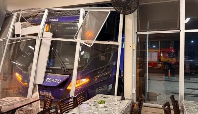 Ônibus invade restaurante em Papanduva e causa morte de gerente