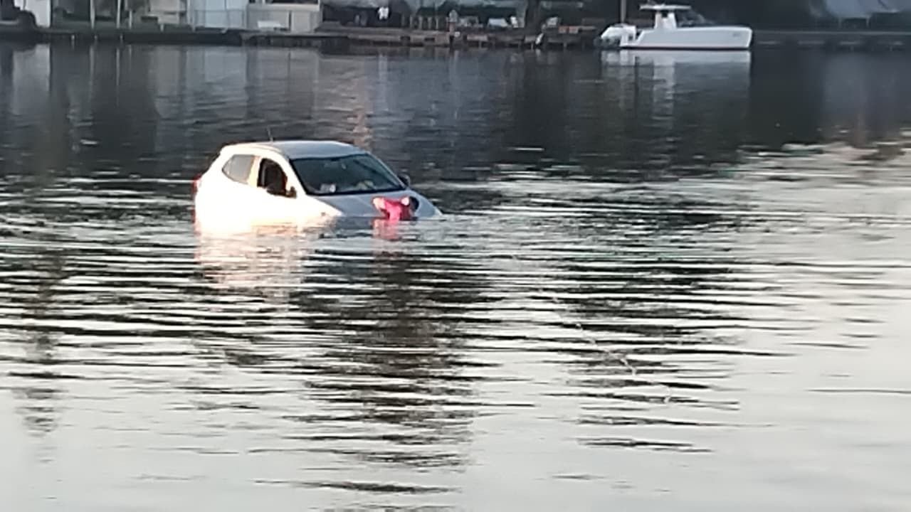 Corpo de Bombeiros resgata veículo submerso na Lagoa da Conceição