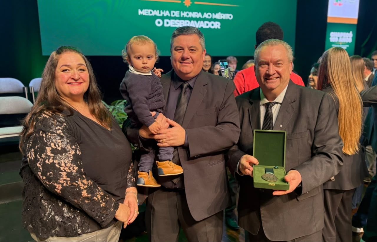 Gerson Otto recebe Medalha O Desbravador por contribuição à comunicação de Chapecó