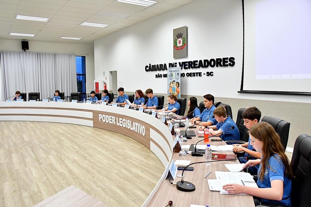 Parlamento Jovem aprova projeto de inclusão digital para idosos em São Miguel do Oeste