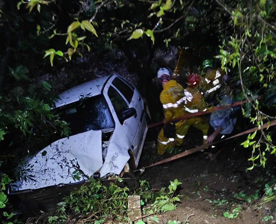 Carro sai da pista e cai em ribanceira na BR-282 em Chapecó